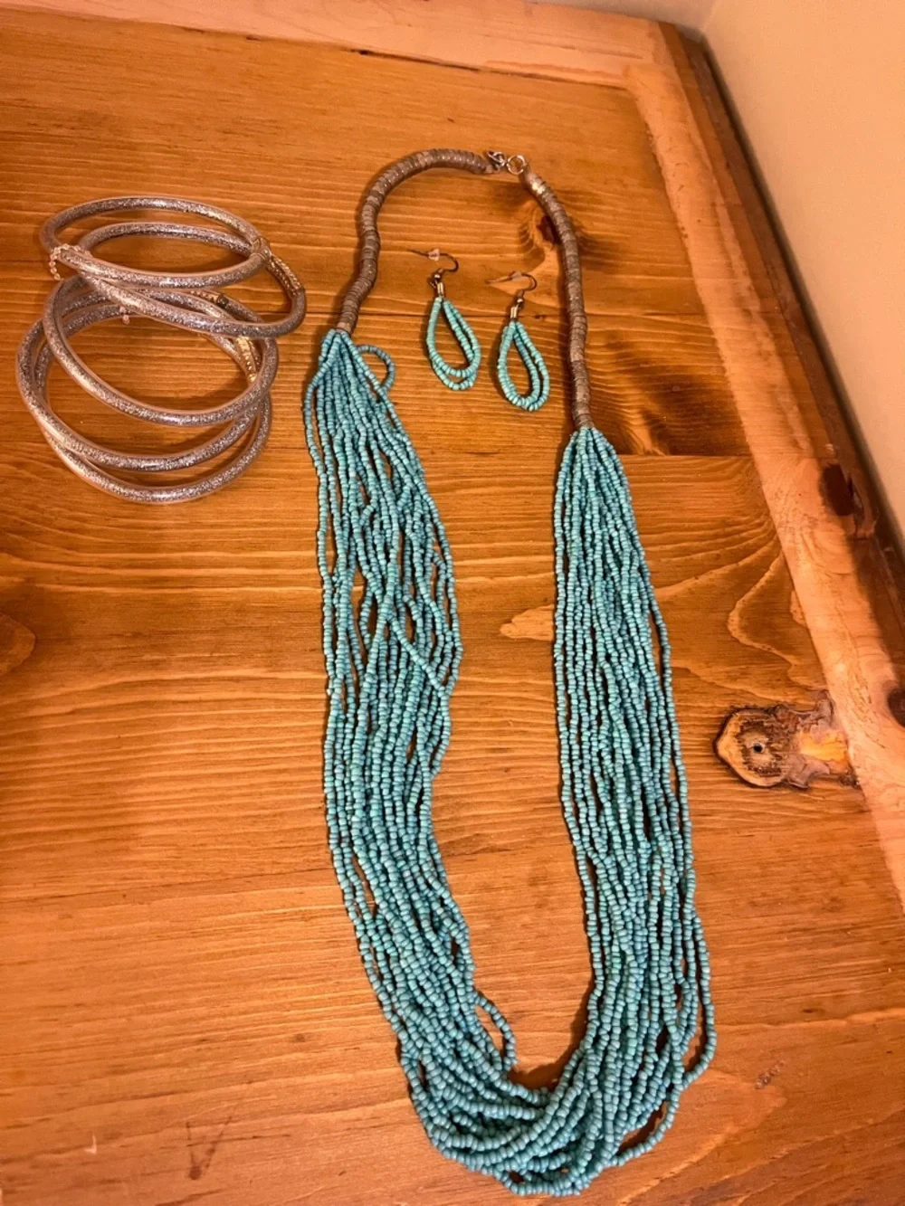 Vtg turquoise like bead and silver tone chunky necklace, bracelets, & earrings - Picture 2 of 9